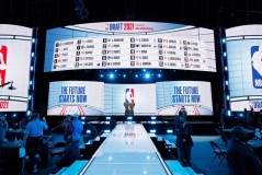 NBA焦点战：雄鹿队字母哥爆发逆转凯尔特人
